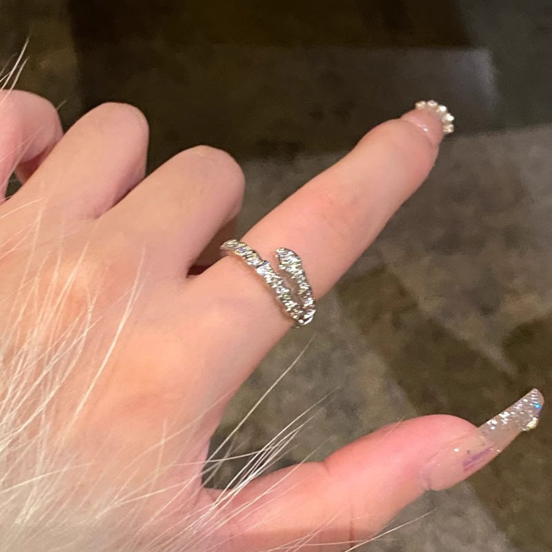 The Sparkling Diamond Spirit snake-shaped ring is a niche design for women, exuding a sense of sophistication. The snake-head opening ring is light luxury, simple and versatile, making it an index finger ring Specification drawing