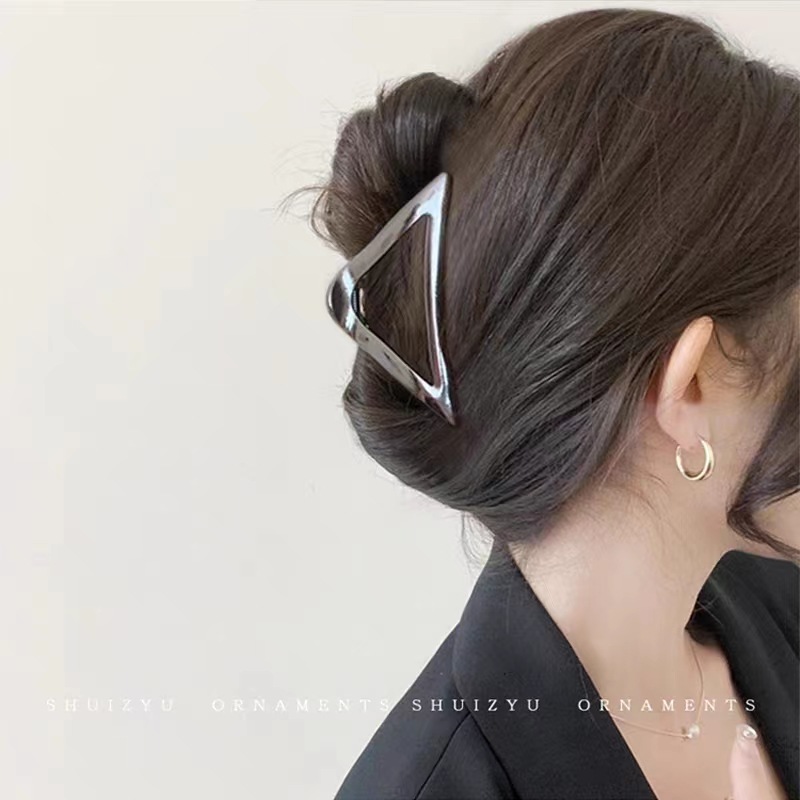 2025 New hollowed-out large triangular gripper, simple and elegant acrylic hairpin, Korean-style hair clip for women Specification drawing