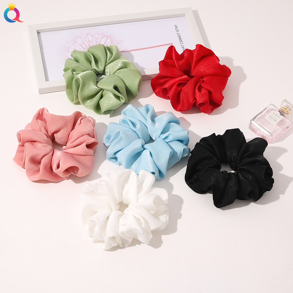 The new spring and summer collection of Qiyue features a super large hair band with a fairy-like forest-style large intestine hair band and a simple velvet large intestine hair band and hair accessory full figure