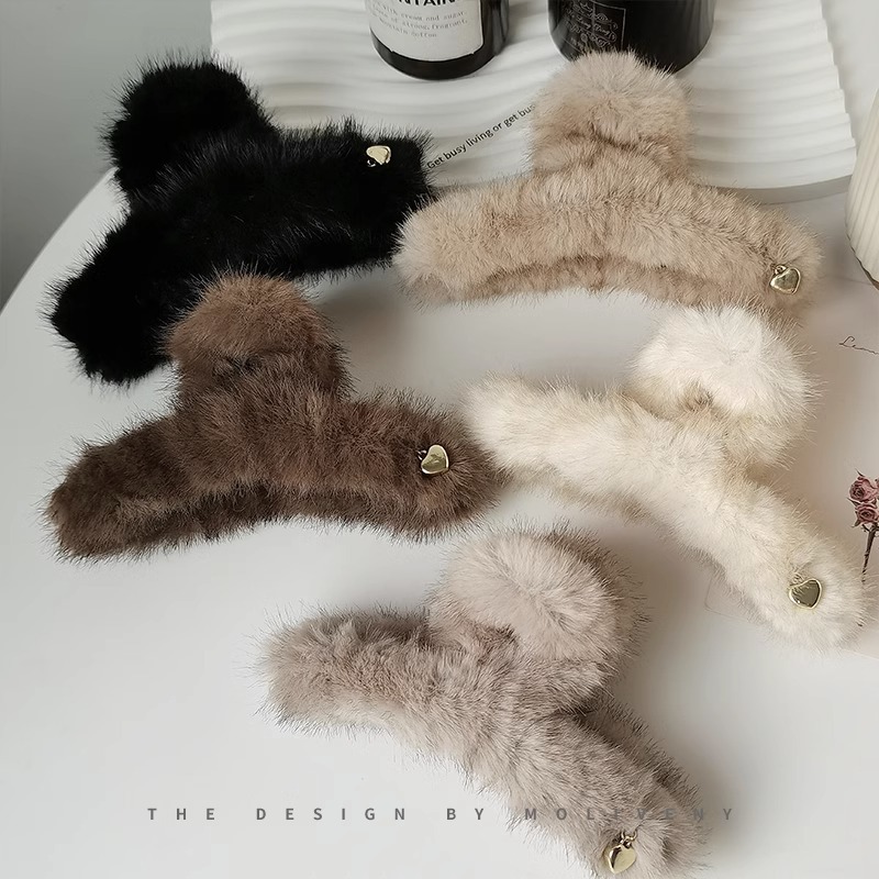 The high-end faux mink hair clip is a new Spring/Summer 2025 plush grab clip with a large size and a stylish shark clip at the back of the head details Picture