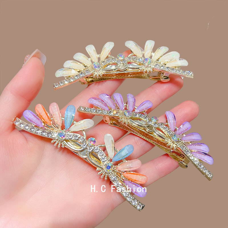 The new crystal bow, super fairy-like clipper, exudes a sense of high-end and light luxury. It is a semi-tied hair clip for the back of the head, a women's hair accessory details Picture