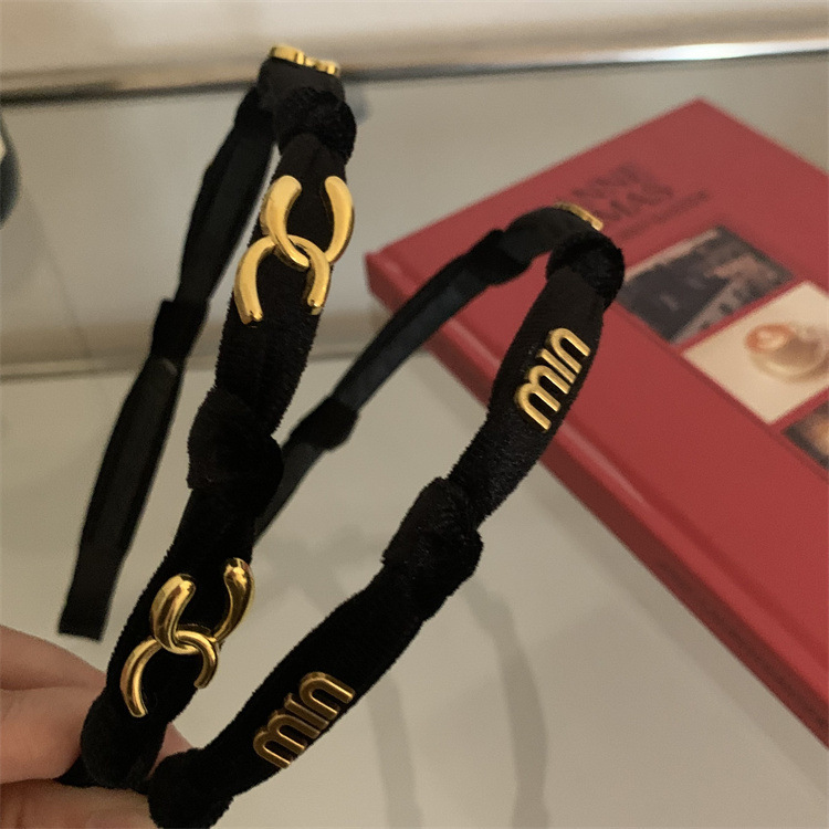 Retro letter velvet hair band, Korean high-end design sense, delicate small chanel-style hair band, new outdoor headband hair accessory full figure