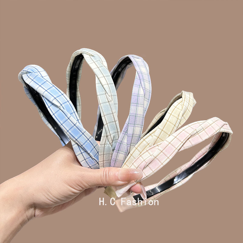 A narrow Korean-style checkered braid headband with teeth and anti-slip features, a high headband on the top of the head, and an outer hairpin for pressing hair, giving a girlish look details Picture
