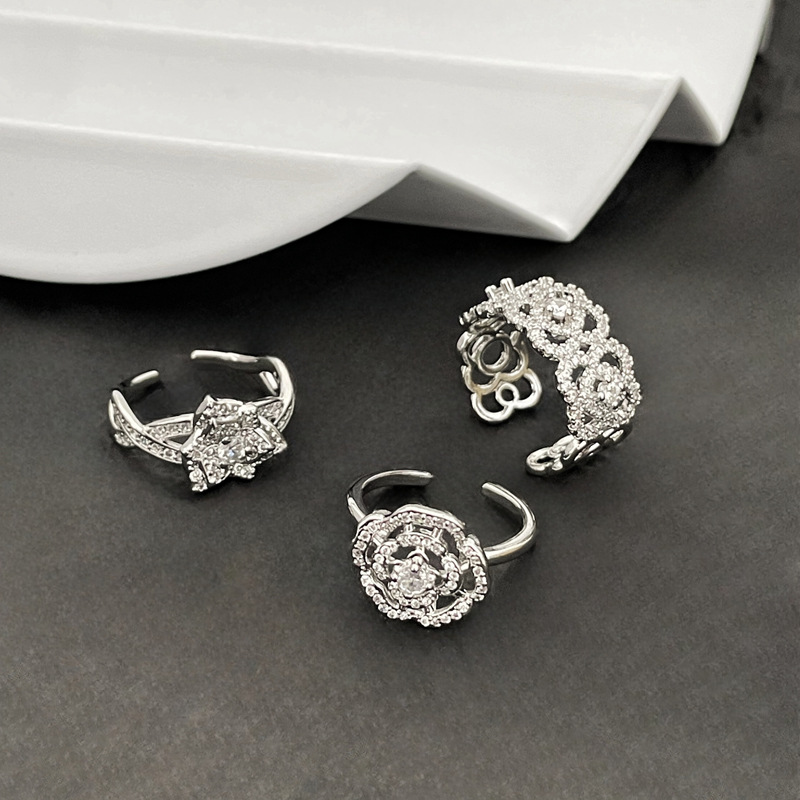 A full-diamond high-end ring, a women's flower four-leaf clover, with a cold style and adjustable opening, is a light luxury ring with a touch of elegance Specification drawing
