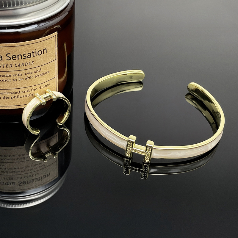 The elegant letter open bracelet is a light luxury, niche and exquisite bracelet, exuding a sense of sophistication for children. The new 2024 bracelet accessory is trendy and cool Application Scenario