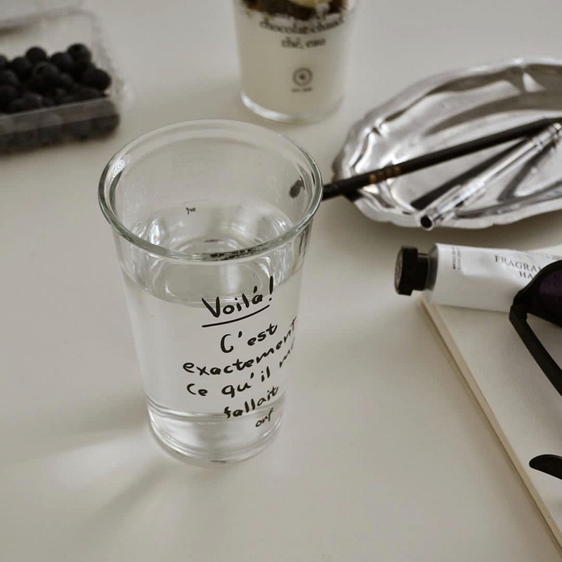A vlog of the same style on ES and Instagram by a popular blogger features French-style letter glass cups, milk cups and coffee cups details Picture
