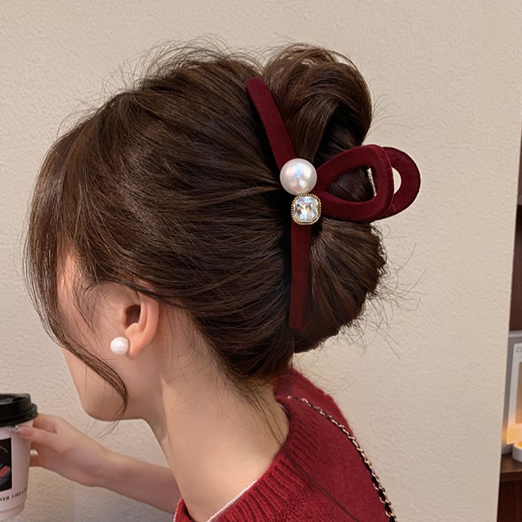 Water diamond pearl hair clips and hair accessories with a high-end feel, a small fragrance style gemstone velvet grappling plate, a high-end feel, and a flocked hair clip Application Scenario