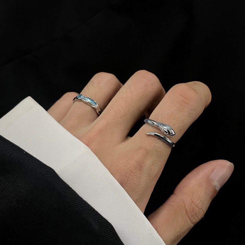 A new liquid ice blue drip glaze star ring with a unique and trendy design sense, featuring a snake opening ring for female couples Application Scenario