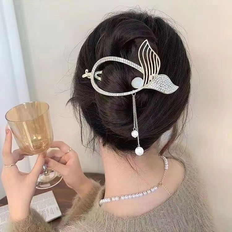 The new Chinese-style embroidered butterfly tassel hair clip exudes a retro feminine charm. It features a twisted one-line clip and a bun bun at the back of the head details Picture
