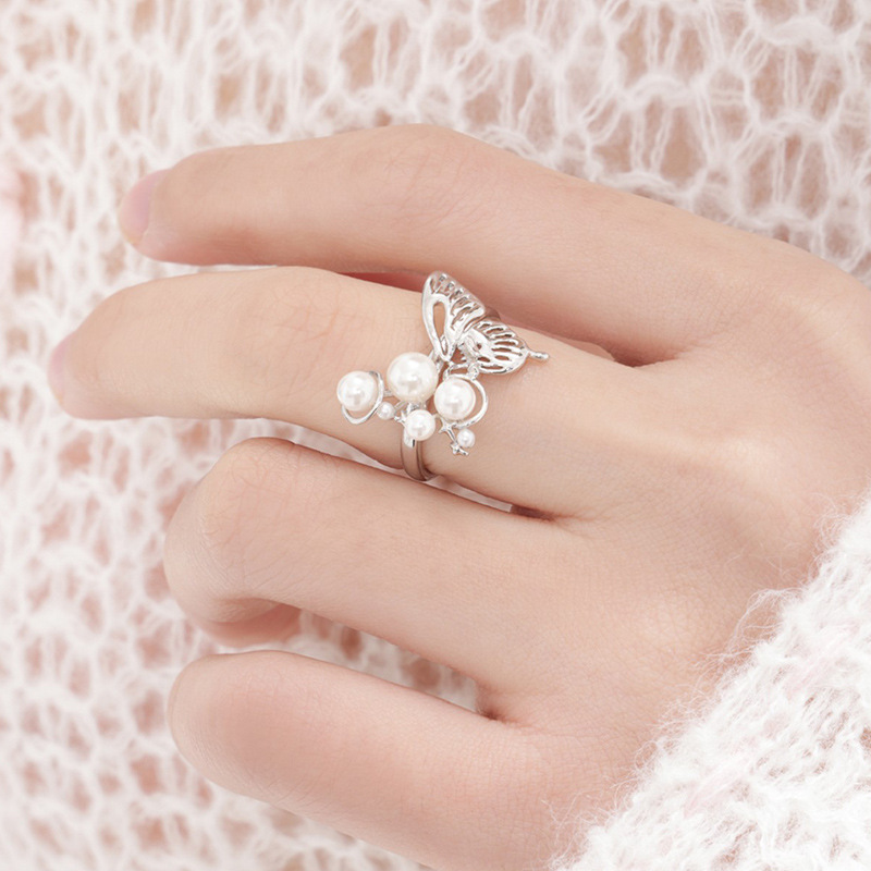 A simple and elegant three-dimensional planet pearl butterfly open ring, a niche design for women, with a unique and versatile style full figure