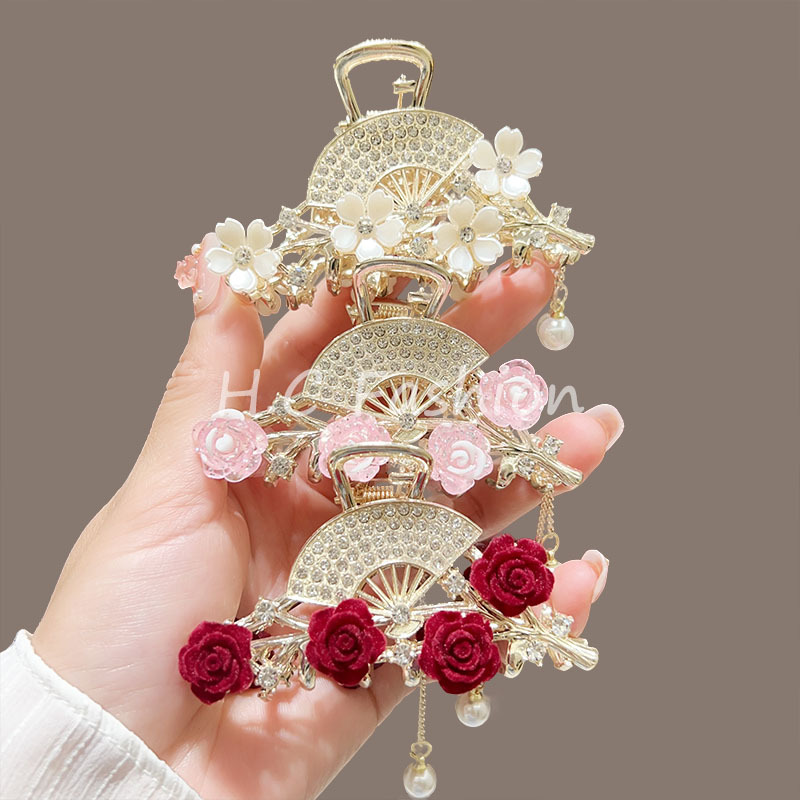 A new high-end fan-shaped rose tassel gripper and a sweet internet-famous half-tied updo shark clip at the back of the head Application Scenario