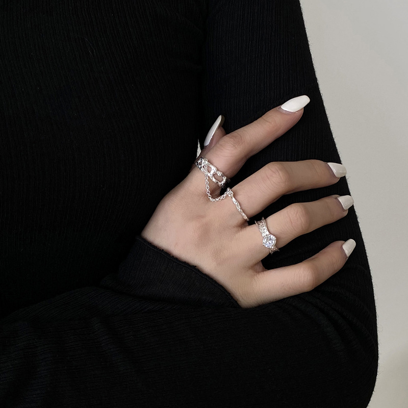 This is a niche design with an Instagram trendy, cool and hip-hop personality. It features a chain for women with adjustable fingers and index fingers Specification drawing