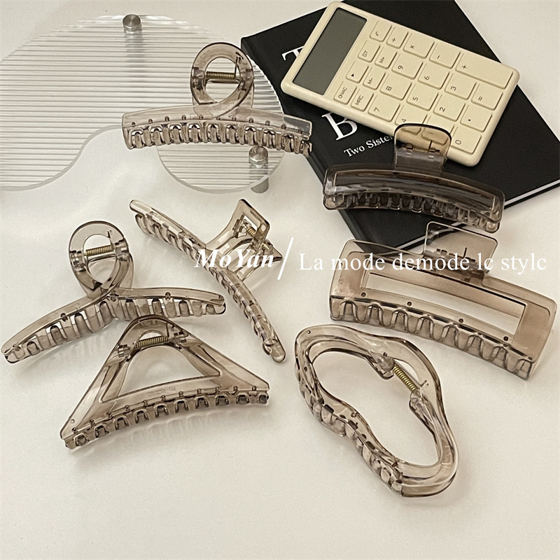 A new high-end Korean hair accessory with a transparent tea-gray color, featuring an extremely simple scratch-off clip and a stylish shark clip at the back of the head Specification drawing