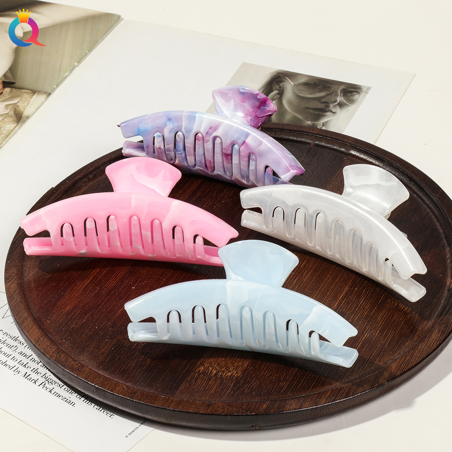 Qiyue Cross-border's new Korean-style curved hairpin, a high-end large-sized hairpin tray with a shark clip at the back of the head Application Scenario