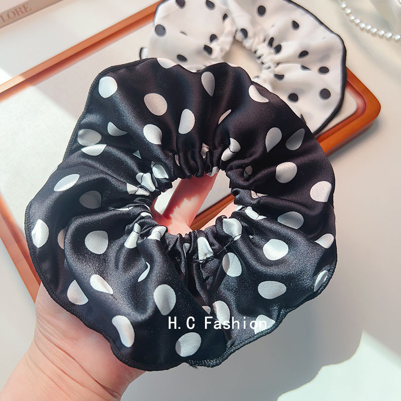 Elegant polka dot large intestine circle hair band, classic fabric hair rope, large intestine circle hair accessory, new headwear, hair flower for women Application Scenario