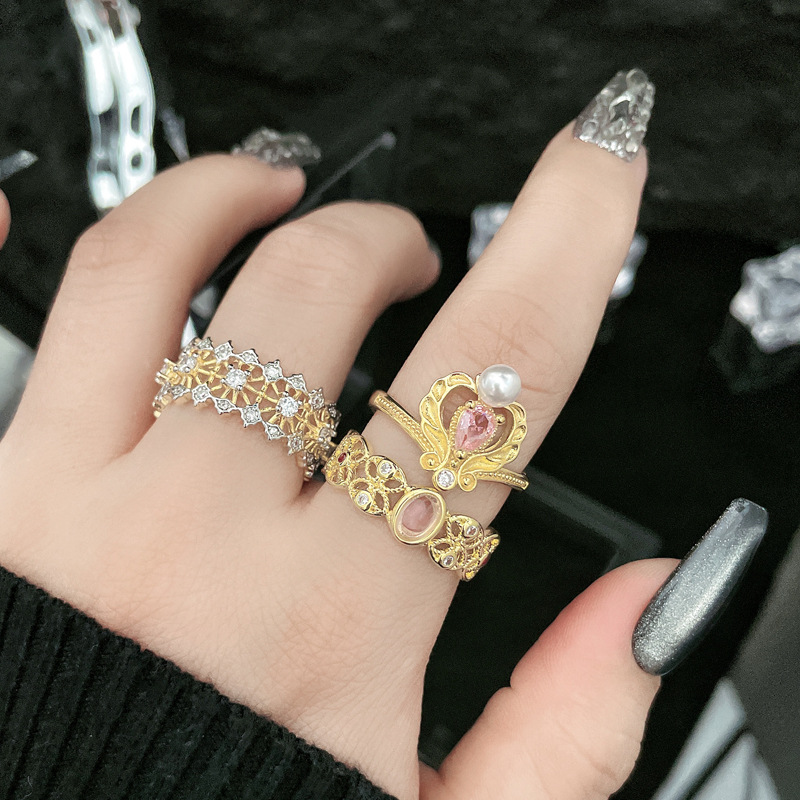 Ancient-style hollowed-out two-color retro pink diamond open ring, a sweet, cool and high-end exquisite index finger ring with a feminine court style full figure