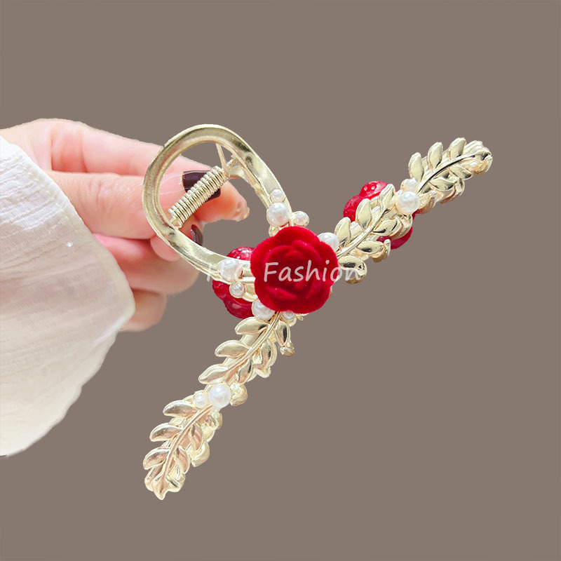 Rose pearl claw clip for a high-end look, shark clip at the back of a girl's head for a high-end look, updo headwear clip, hair clip details Picture