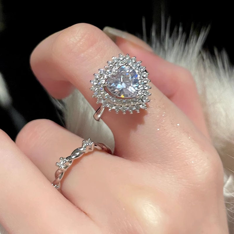 French full-diamond zircon heart-shaped ring for women, a light luxury, trendy and niche design, a high-end index finger ring, sweet and cool, in an Instagram minimalist style full figure