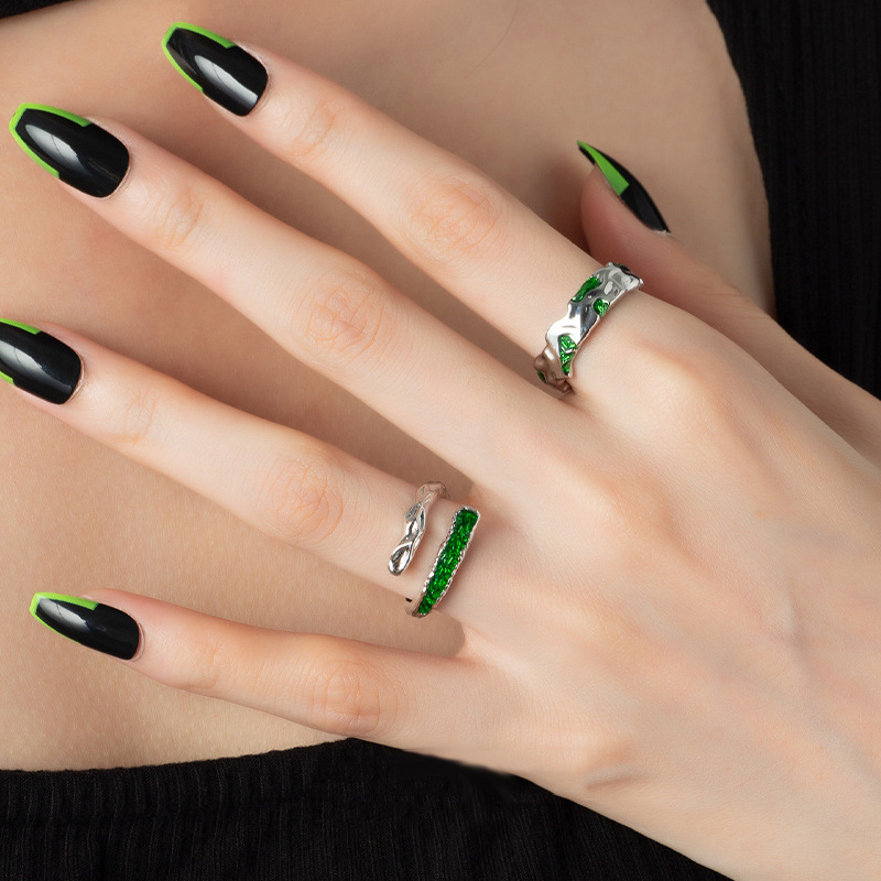 A niche design green resin open ring for women on Instagram, with a cold and elegant style, exuding a sense of individuality, fashion and coolness full figure