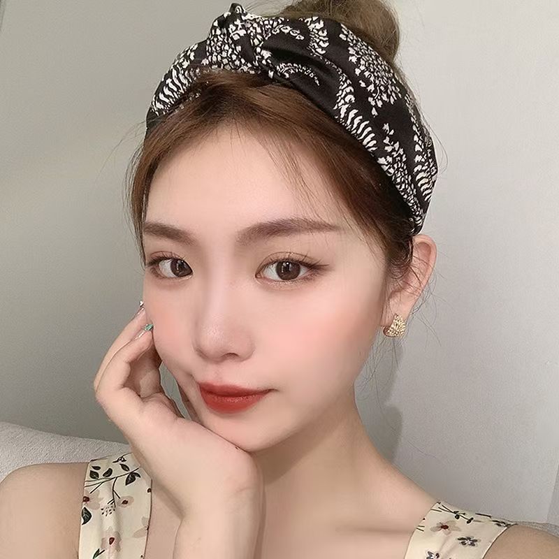 European and American wide checkered knotted hair bands, fabric hair pressing headbands, small chanel-style hair bands, versatile hair clips for girls going out Specification drawing
