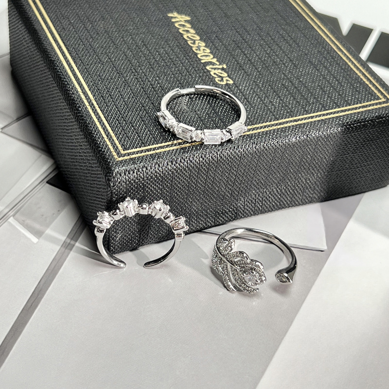 This Korean-style white diamond, with a niche design, is simple and versatile. It's an open ring that exudes a high-end and light luxury feel for women's daily commuting Application Scenario