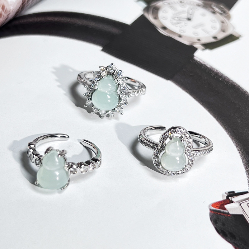 2025 New Chinese Style Ancient ice-transparent Gourd Ring for Women, light luxury, niche design sense, cold style, individual temperament ring Application Scenario