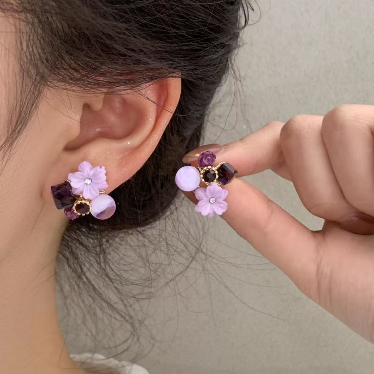 Purple crystal night mist flower stud earrings for women exude a light luxury and high-end charm, failing to live up to one's temperament. These earrings feature a niche design sense Specification drawing