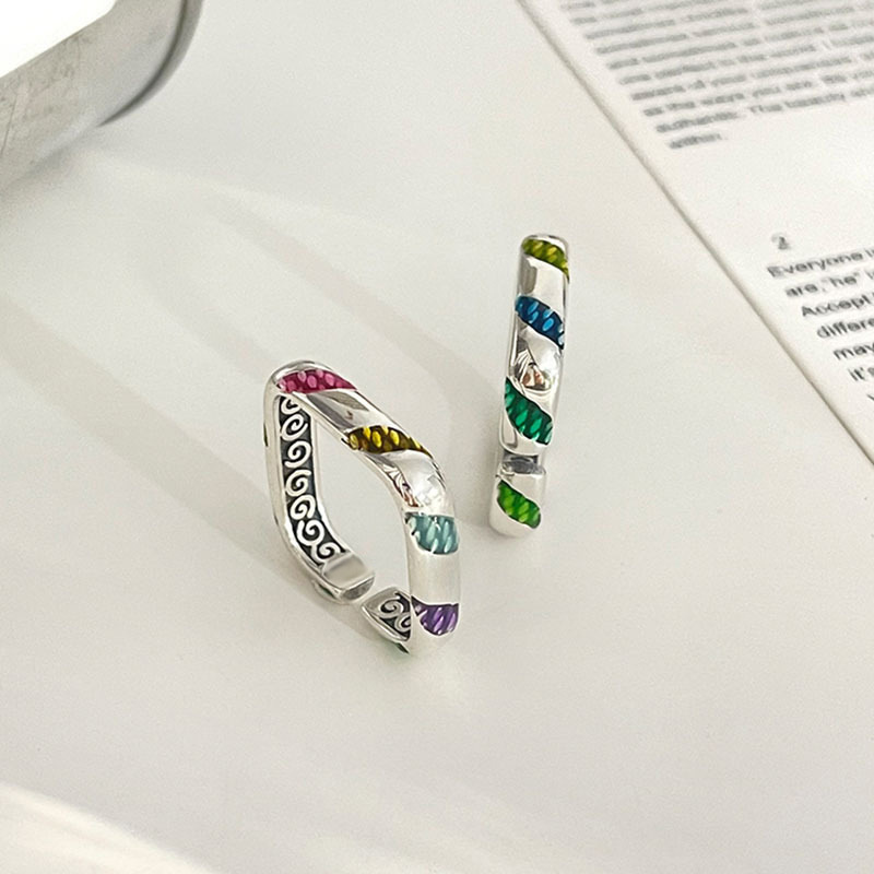 A retro, simple geometric square colored drip glaze ring for women with an InS-style niche design and a unique personality. A new trend full figure