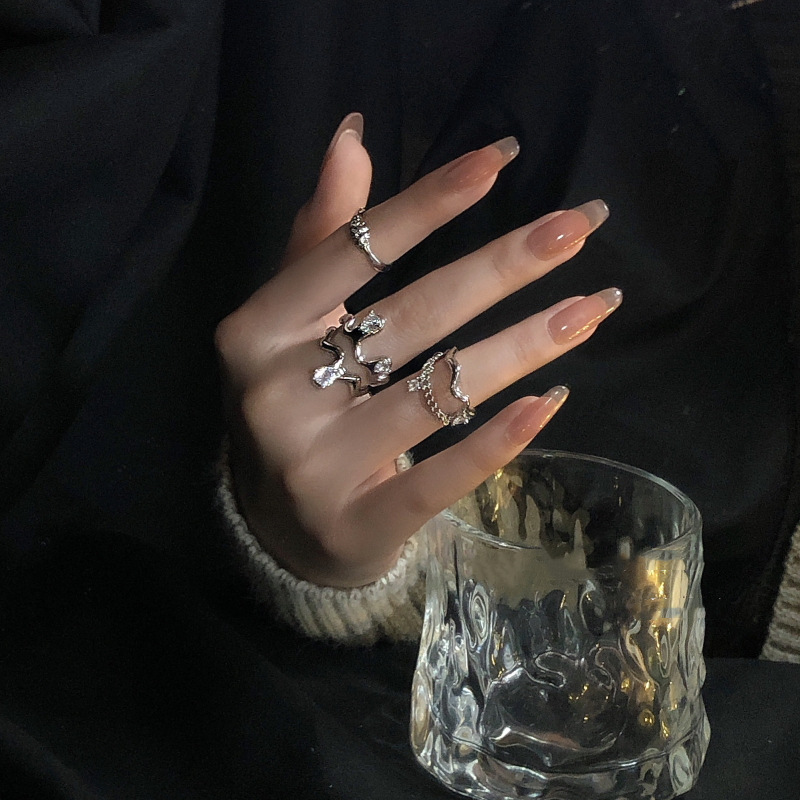 A niche design, irregular, light luxury gemstone, exquisite zircon ring with a Korean high-end feel. The irregular opening is adjustable Application Scenario