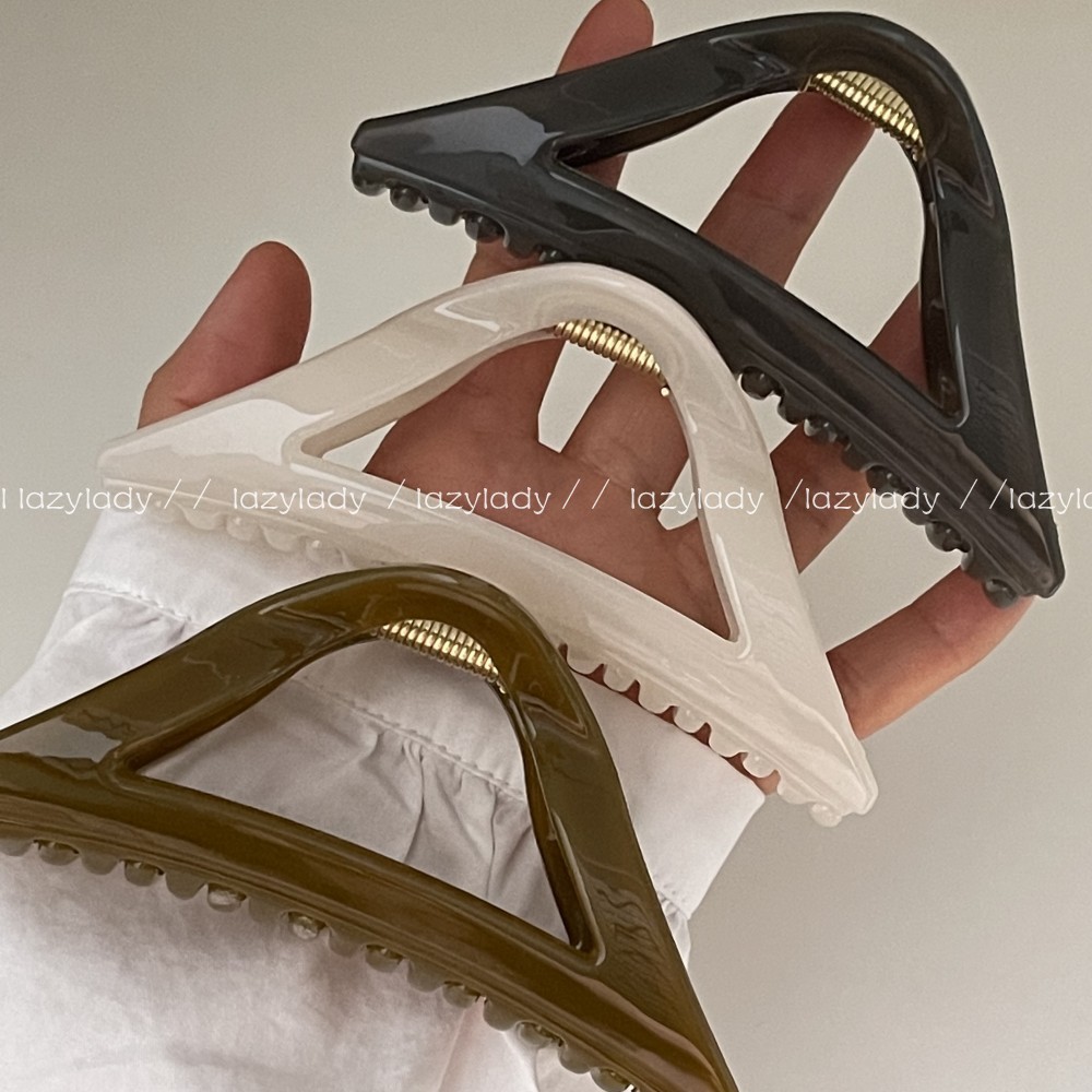 2025 New hollowed-out large triangular gripper, simple and elegant acrylic hairpin, Korean-style hair clip for women full figure