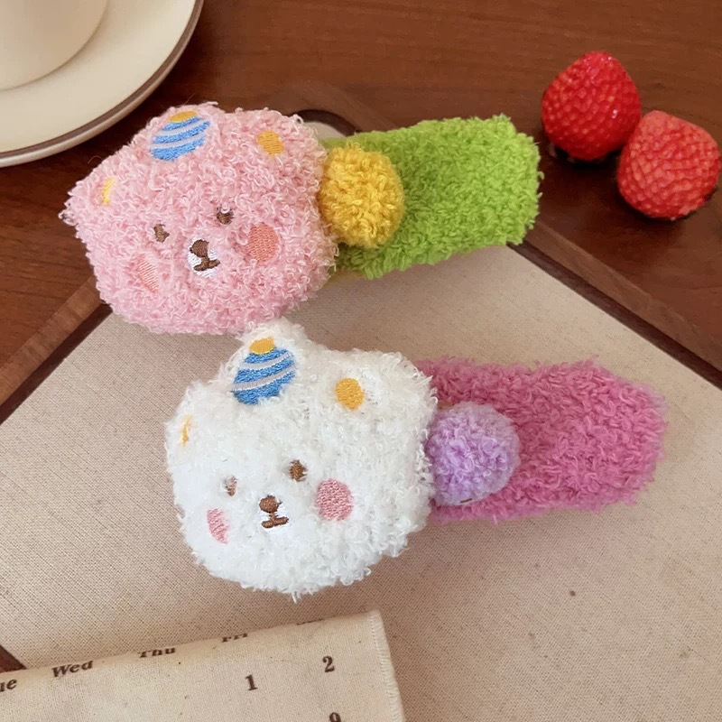 Cartoon pudding bear plush duckbill clip, large cute hair clip, autumn and winter lamb hair clip at the back of the head, high-end feel Application Scenario