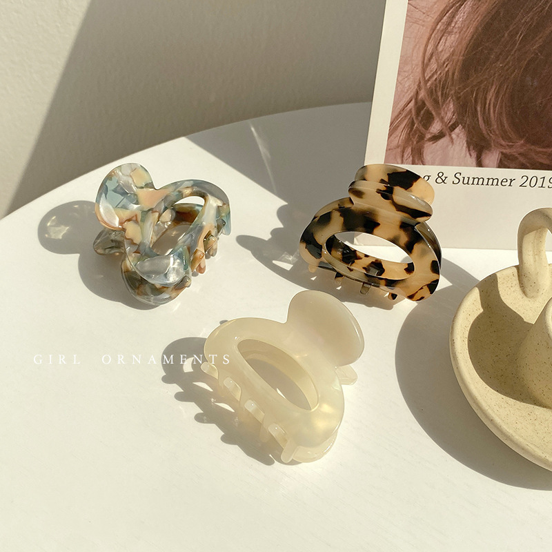 Mermaid Girl hair clip for spring and summer, small hair clip at the back of the head, high-end shark clip, elegant hair clip headwear Application Scenario