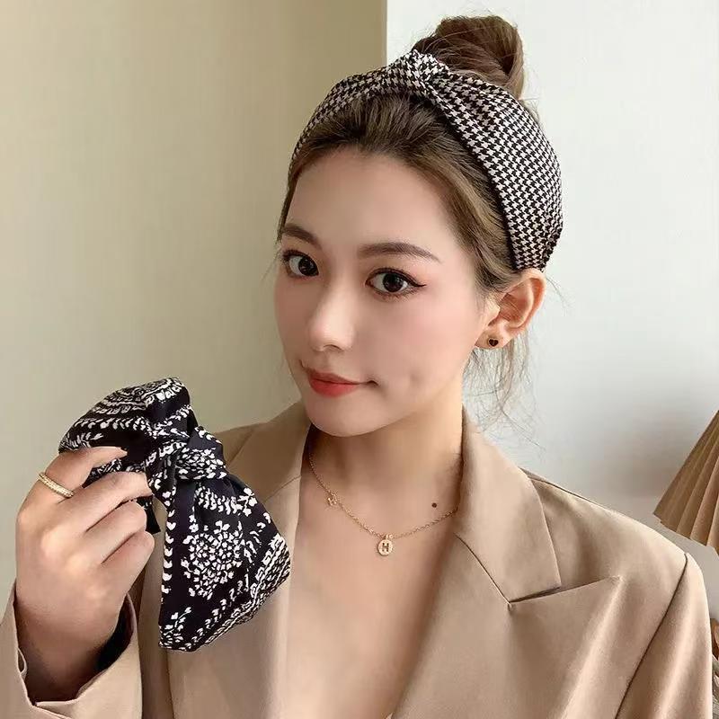 European and American wide checkered knotted hair bands, fabric hair pressing headbands, small chanel-style hair bands, versatile hair clips for girls going out full figure