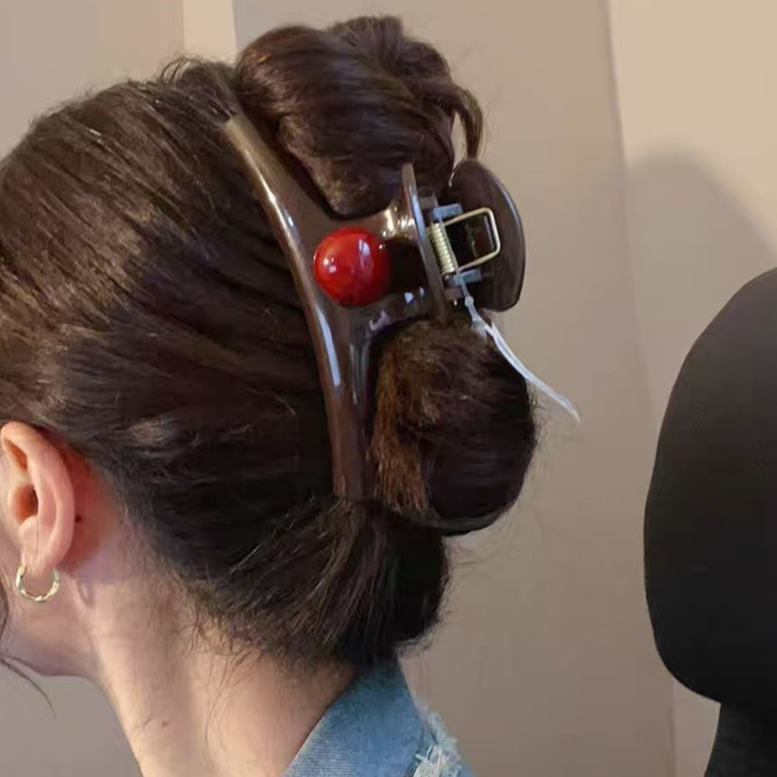 The high-end yellow color-blocking pearl grabber from Dongdaemun, Japan and South Korea, features a large shark hairpin for a girl on Instagram Application Scenario