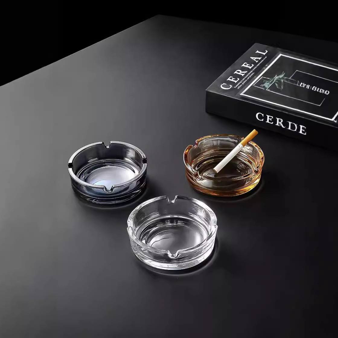 Round glass ashtrays, transparent ashtrays, household living room, office, hotel, commercial glass cigarette cups and plates wholesale full figure