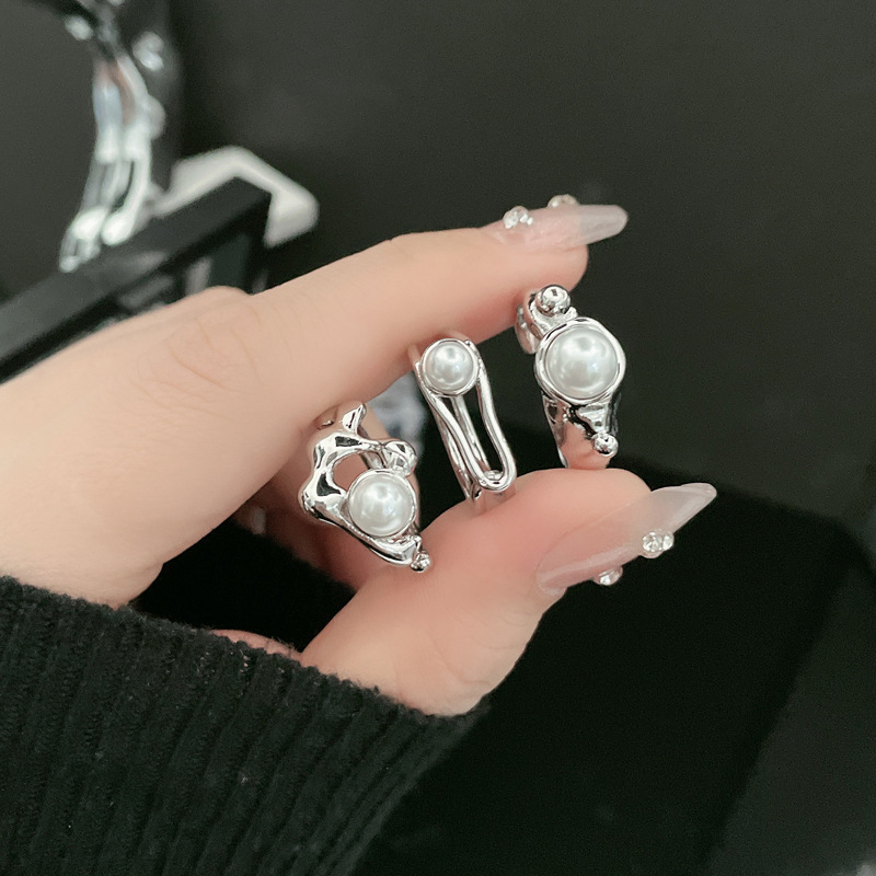 Sweet and cool stacked pearl ring, a fashionable and niche design for women, with an open ring and an irregular line index finger ring details Picture