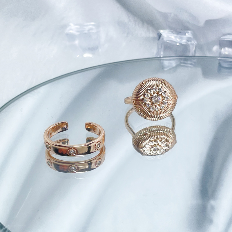 This simple and elegant brushed retro open-top ring exudes a high-end feminine charm. It is in rose gold with a niche design and a light luxury index finger ring Application Scenario