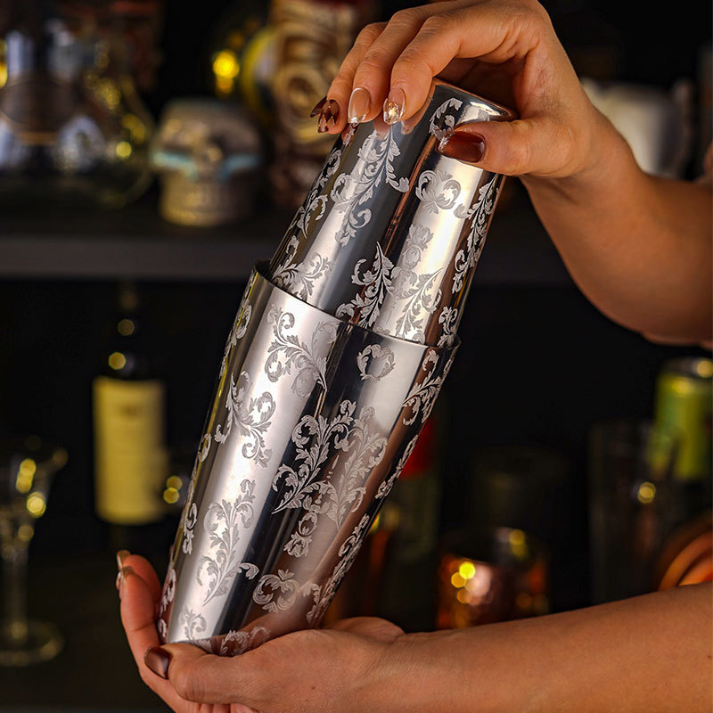 304 stainless steel etched pattern Boston cocktail shaker with pirate skull pattern two-piece American shaker Application Scenario
