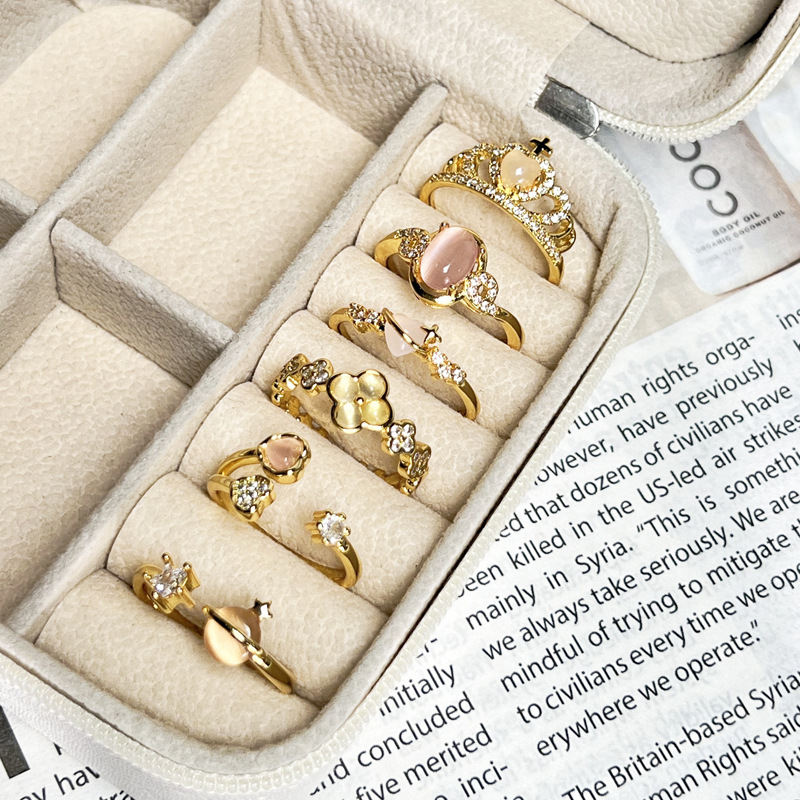 Korean style, sweet and elegant girl, cat's eye stone crown, heart-shaped opening ring, cold style, fashionable, simple and niche ring Application Scenario