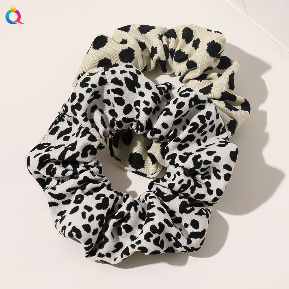 Qiyue's new autumn and winter collection features a retro large intestine ring, sweet polka dot leopard print hair tie, hair band and hair accessory for women Application Scenario