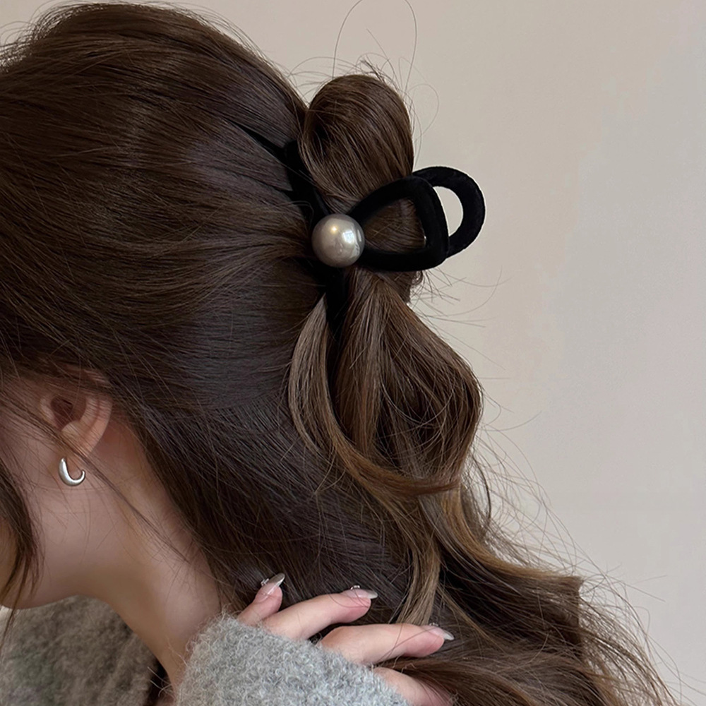 Korean black velvet pearl large scratch-clip women's 2025 new shark clip high-end back hairpin headwear Application Scenario