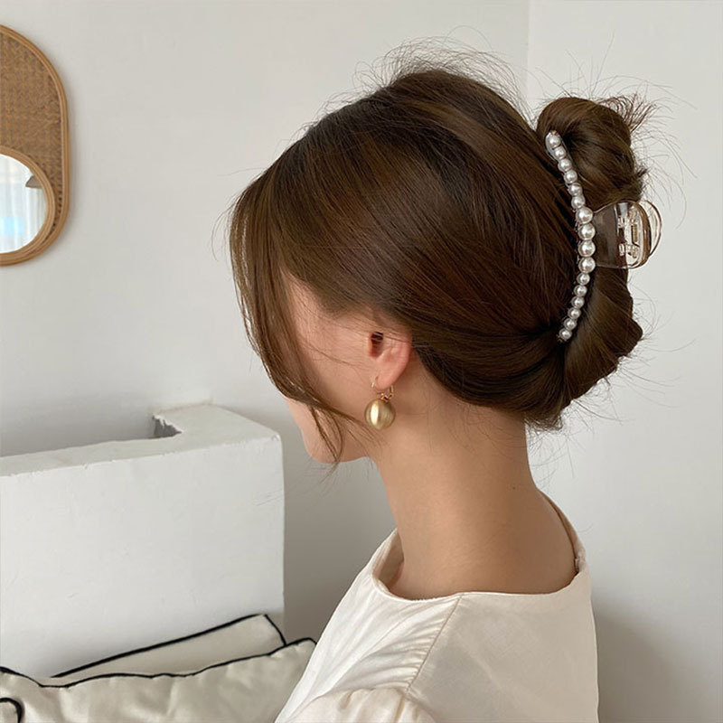 Korean pearl hair clips, ins high-end hair accessories, large grabber, back of the head, updo, shark clip, imitation pearl hair clips Application Scenario