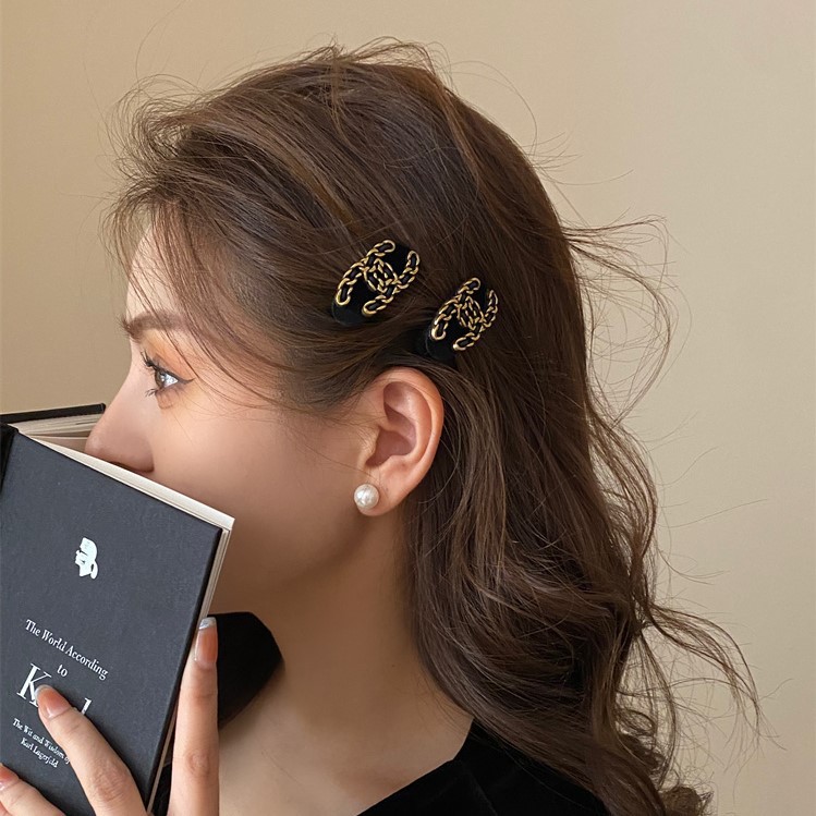 Black chain velvet letter hair clip for spring and summer, double C side clip, retro little chanel-style duckbeak clip, high-end hair accessory Application Scenario