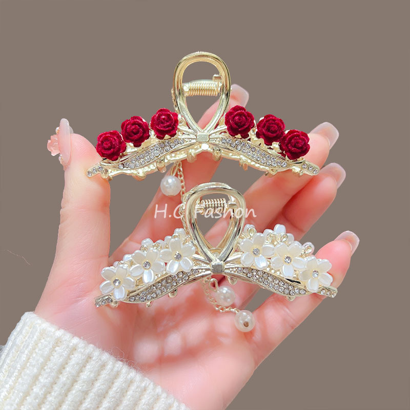 The super fairy-like flower clip-on pearl tassel hair clip is a popular female hairpin with a medium-sized shark clip-on hair clip at the back of her head Application Scenario