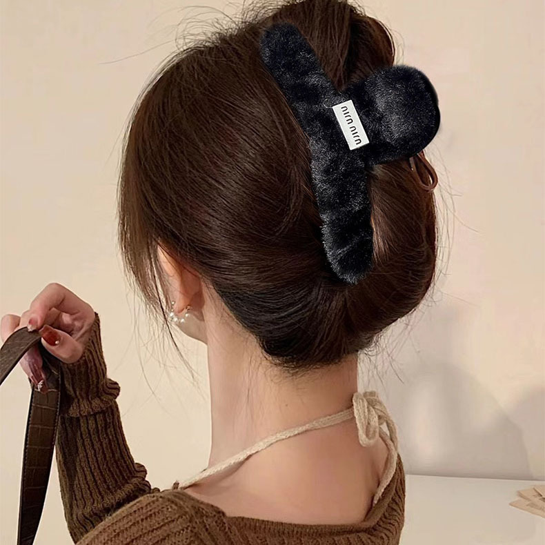 miumiu letter plush hair clip, women's hair accessory, ins high-end style, little Chanel, furry grab clip, spring large hair clip details Picture