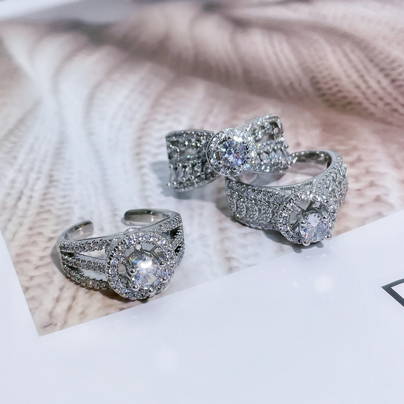 In the year of one's zodiac sign, cross-border light luxury wedding rings from Europe and America are in vogue. Full-diamond open-top rings are a niche, fashionable and high-end trend for women full figure