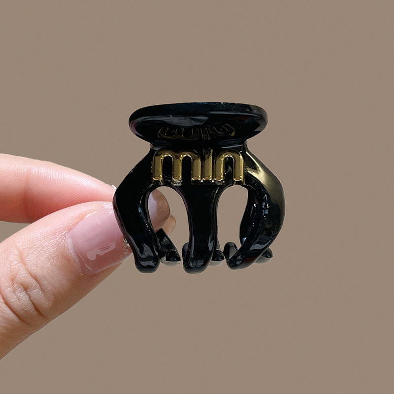 High-end miumiu letter high ponytail grab clip fixing wonder, hair clip half clip, small shark clip headwear Application Scenario