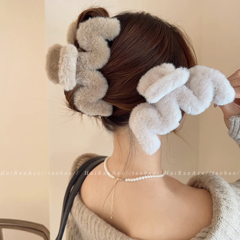 Imitation rabbit fur M letter plush clip, hair clip, women's scratch-off clip, extra-large hair volume, multiple curls, shark clip, ins high-end feel full figure