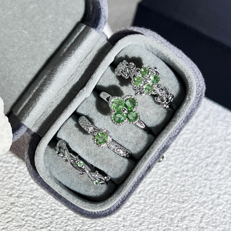 A new, fresh and light mint green diamond four-leaf clover ring with a cool and sophisticated feminine touch. It's a sweet and cool multi-layered ring trend Specification drawing