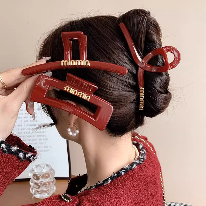 New Year's red miumiu letter hair clips for women, a niche hair accessory with a high-end touch, a small chanel-style shark clip, Christmas hair clips full figure